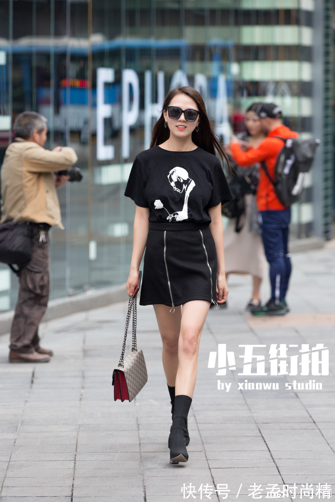 牛仔裤|重庆街拍,低领荷叶边上衣搭配牛仔裤,时髦又有女人味!