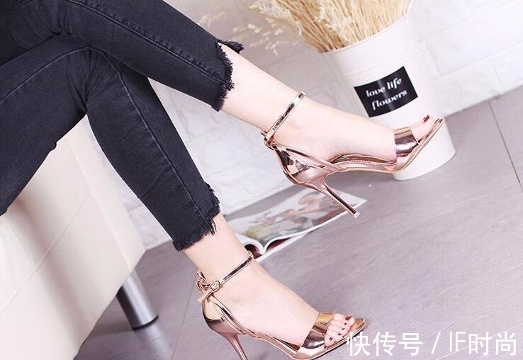 高跟凉鞋|女性穿着高跟凉鞋,象征成熟女人的魅力