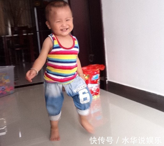x型腿|宝宝走路早晚代表着智商高低你家孩子多大会走路的