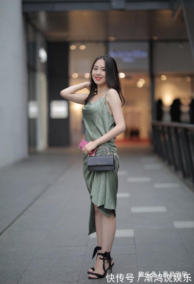 高雅|与闺蜜逛街怎么站C位美女穿“连衣裙”秀身材，时尚又优雅