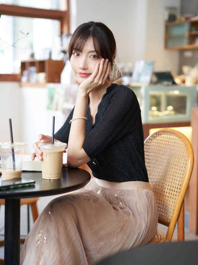 少女气质|2、30岁如何穿出高级的优雅感？衬衫配半身裙，少女气质感十足