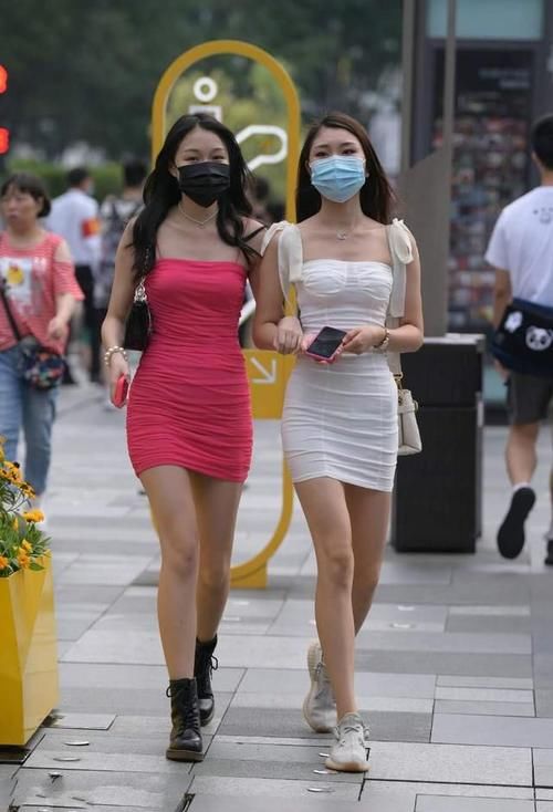 路人街拍，跟闺蜜一起穿上一条美美的裙子，秀出大长腿
