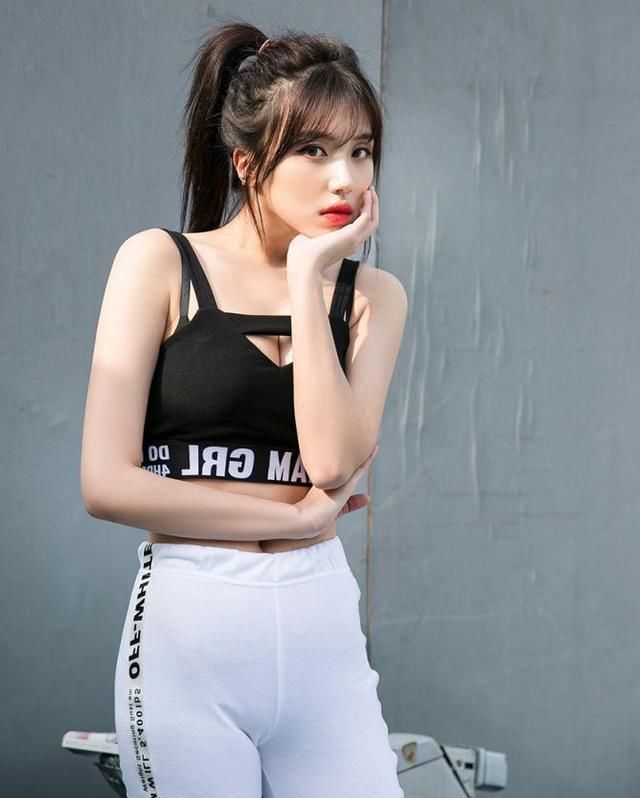 时尚|街拍迷人的紧身打底裤美女,尽显模特身材,优雅中带着女人味