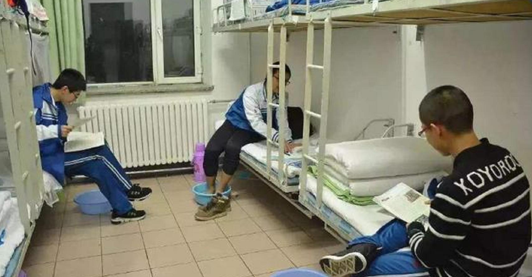 寄宿|“再苦我也不让孩子住校”,白岩松的一番话,揭开寄宿学校的危害