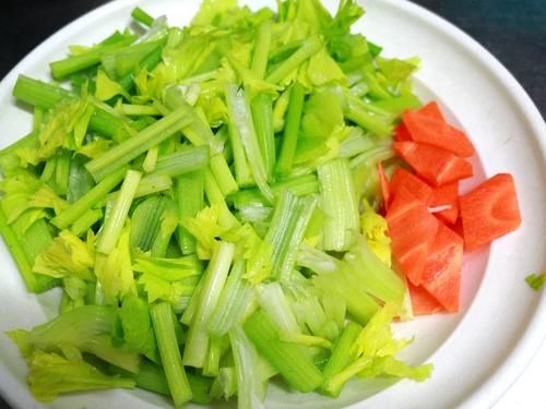 芹菜清爽，豆皮外酥内软，整道料理非常清爽好吃！