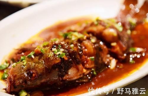 不论炖啥鱼，别只会加料酒去腥，加这“一黑一白”，鱼鲜无腥味！
