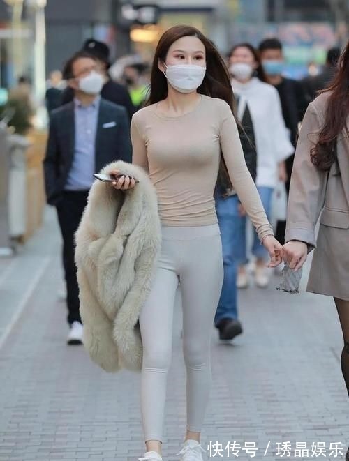 穿搭 卡其色长袖T恤、浅色瑜伽裤,用最简单的衣服,搭配出了最亮的穿搭