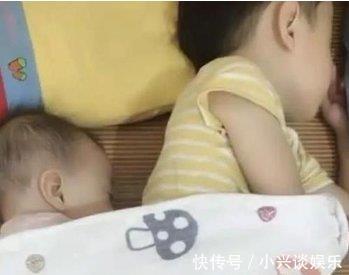 波逐浪|哥哥和妹妹在睡觉，妈妈掀开被子，看到的画面好暖心，二胎生对了！