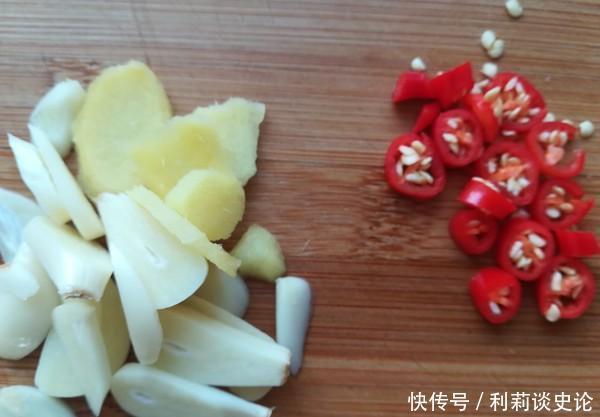 這菜簡單炒5分鐘就好,好吃還降火,晚餐隔三差五吃,體重嗖嗖降