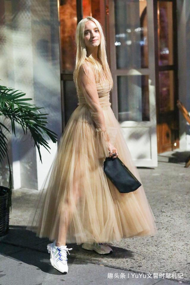 穿搭 连衣裙+高跟鞋过时了!聪明女人早已爱上平底鞋,减龄百搭又舒适