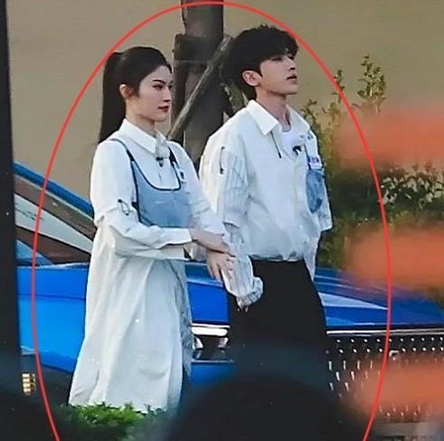 蔡徐坤录制跑男时,全程只拉着一个女生,看清是谁后粉丝彻底酸了