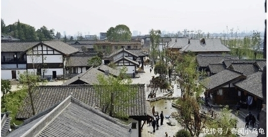 仿建#投资2.5亿仿建古镇, 本以为会游客爆满, 如今游客量不足两位数