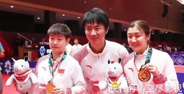 莎莎|恭喜！孙颖莎获得双丰收：收获世界杯冠军，同时主管教练公开了！