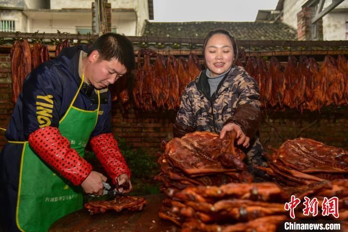 燕兰|广西侗乡腊味年货走俏 每年超百万只腊鸭“飞”往各地餐桌