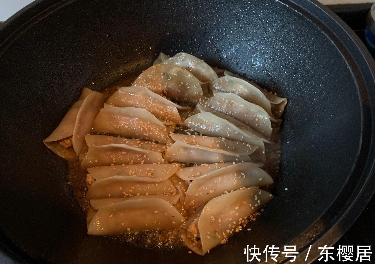 肉馅|自制鸡肉生煎锅贴，煎一煎就上桌，味道鲜美，做早餐正好