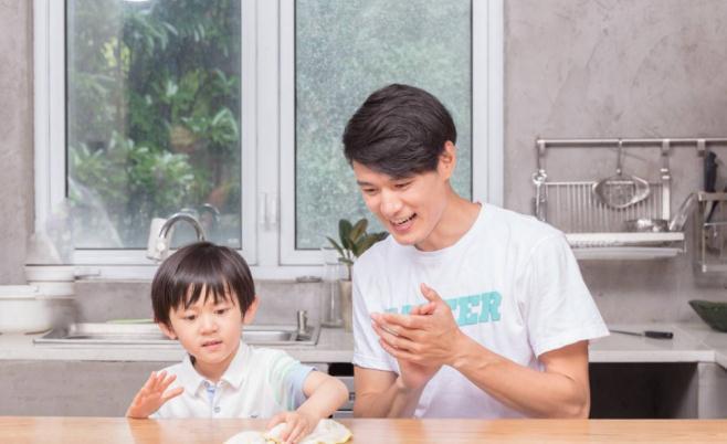 小朋友|当孩子开始要零花钱,父母说出不同的话,带来的影响大相径庭