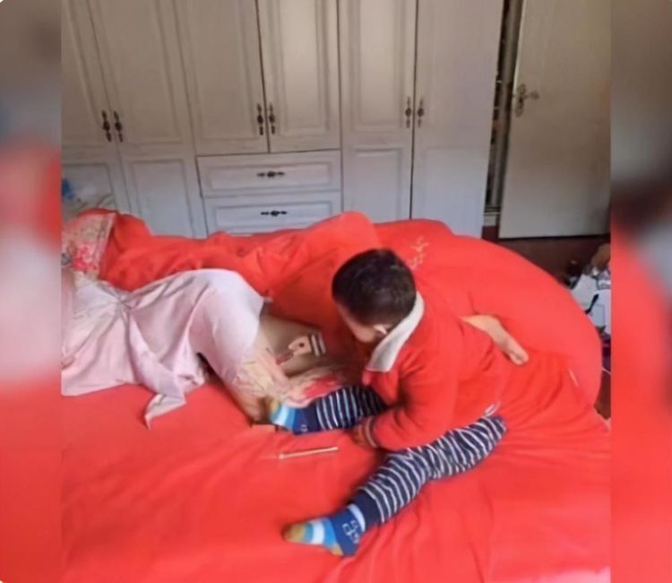 孩子|幼儿园作业“妈妈的睡姿”，看到孩子的作品后：回家怕不是要挨打