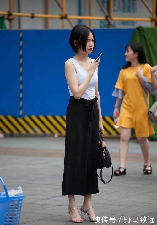 东方女性 黑+白的经典色,搭配出时尚感,尽显女神妩媚动人范!