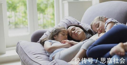 睡眠质量|宝妈哄娃午睡,没想到自己却先睡着,惊醒时被宝宝的反应萌化了