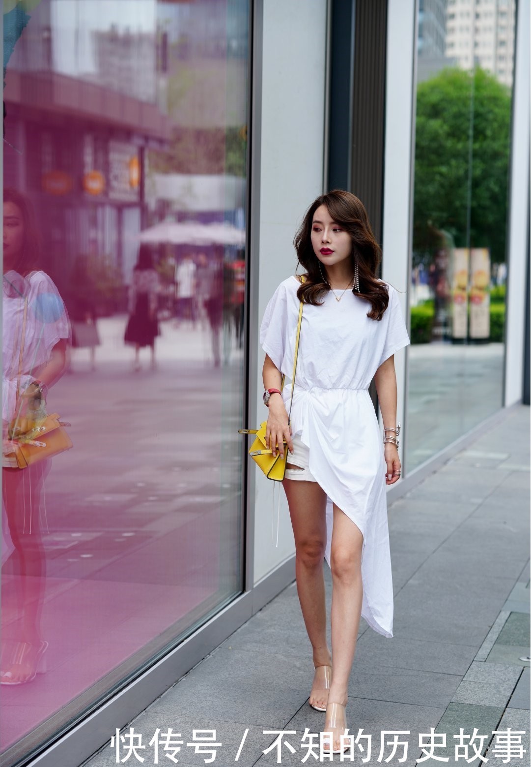 时尚街拍白色裙子的女孩,是心动啊!