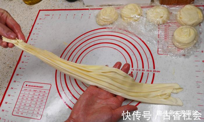 烙饼时,有人抹油,有人烫面,老面点师傅都不对,教你正确做法