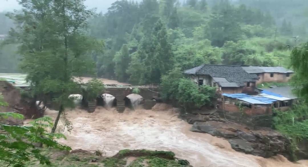 救援|四川南充强降雨致人员被困 武警官兵抢险救援