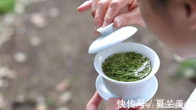 周日清!别人倒茶时,对方敲几下桌子有何含义,别再傻傻弄不懂