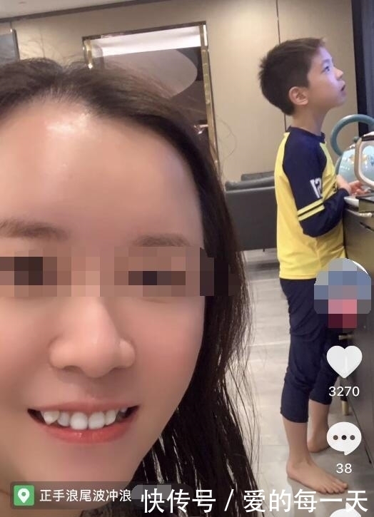 网友偶遇霍思燕杜江冲浪,嗯哼赤脚玩,粉丝被问小女孩说“三不”