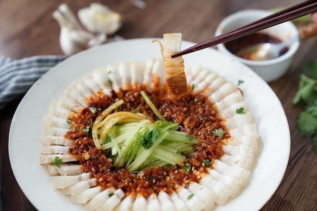 超爱|百吃不厌的蒜泥白肉,肉片蘸上浓郁蒜汁,好吃不腻,有肥肉也超爱