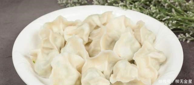  西葫芦别总炒着吃，做馅包成饺子，清口解腻，一口吃两个都不过瘾