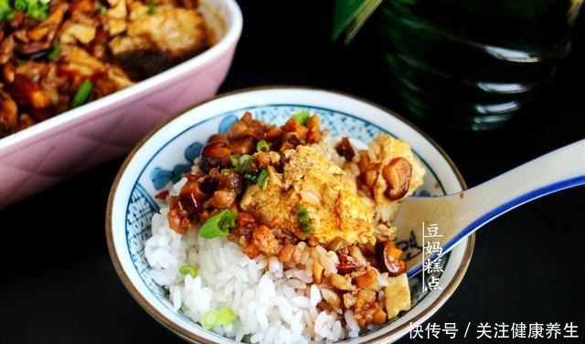 冷天，豆腐和鸡蛋一起蒸，简单又营养，孩子连吃2碗米饭