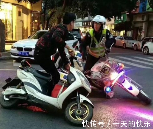 |搞笑GIF:当它坐下水花飞溅的那一刻,一看就是大佬