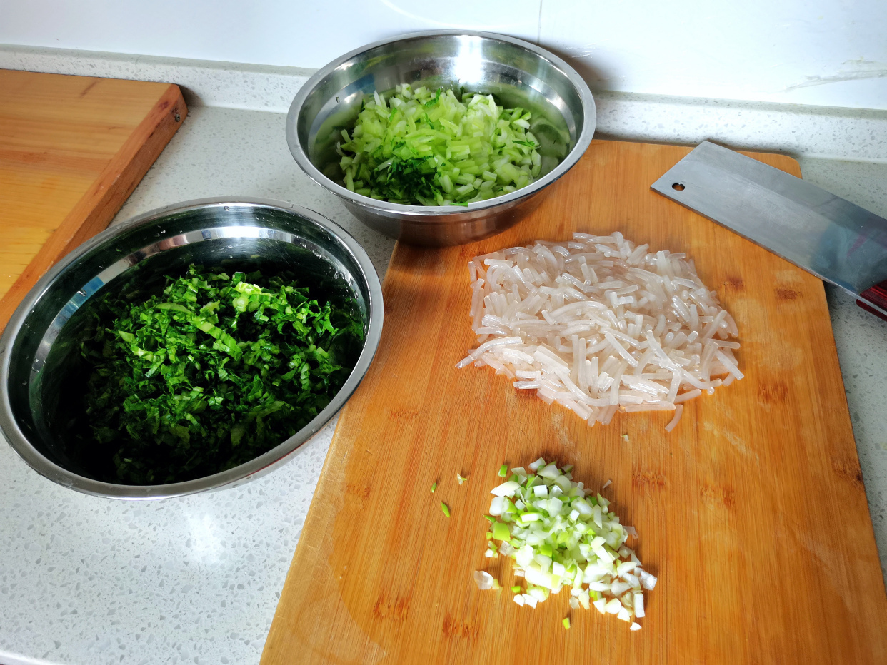 用这绿叶蔬菜包包子,还是第一次吃,味道鲜美,吃一次还想吃