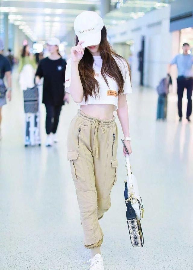 高腰拖地|今年大火的“短款t”,百搭显高,学明星配这几条裤子,显腿长