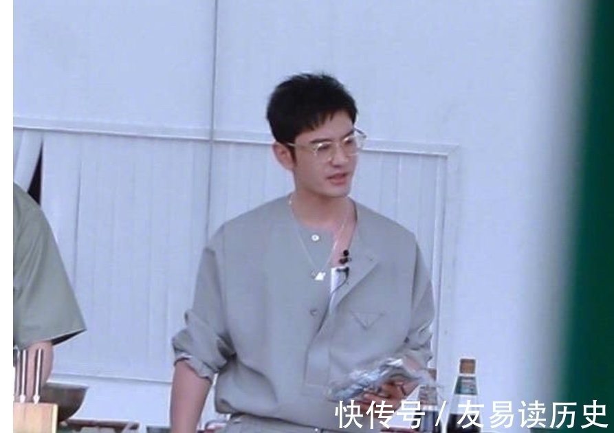 身材|丁真《中餐廳》生圖五官超精致,但身材卻很瘦小,還沒姚安娜壯碩