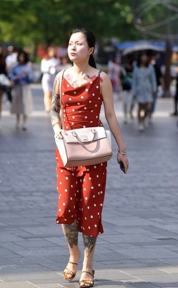 美的 年轻女生就是会穿,露脐衫配牛仔裤,轻松穿出小蛮腰,靓丽又清爽