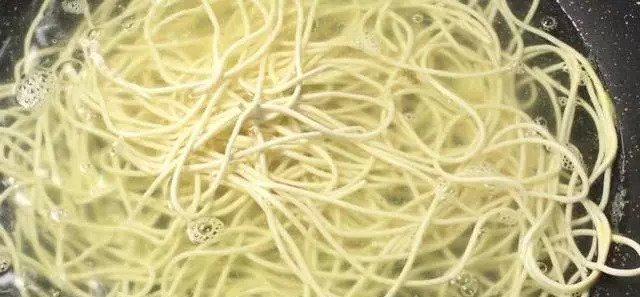 做法|炸酱面正确做法，很多人第一步就错，学会全家早餐不用买