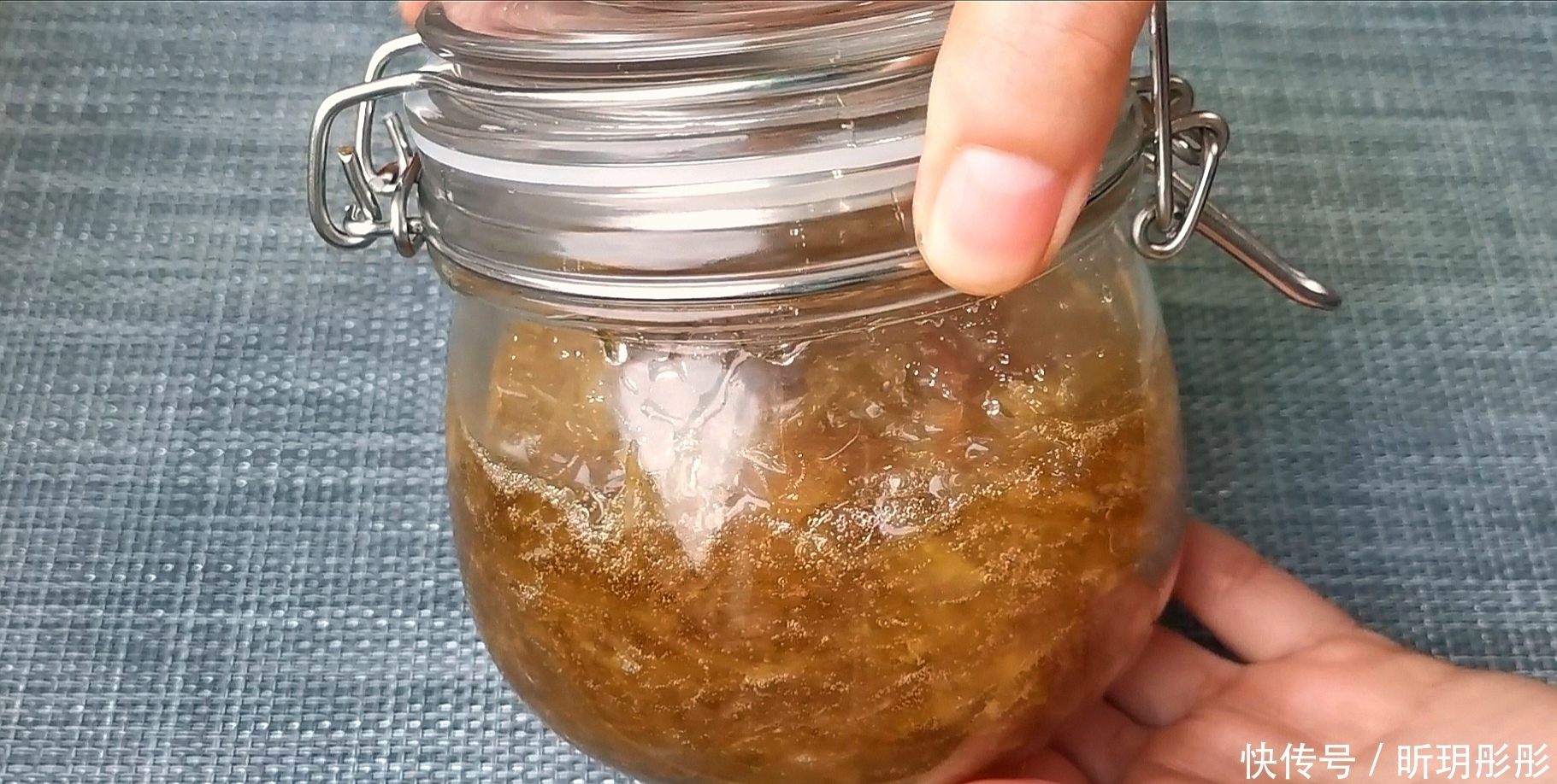 做成|柚子皮不要扔了,做成蜂蜜柚子茶太美味,酸甜可口,吃半年不坏