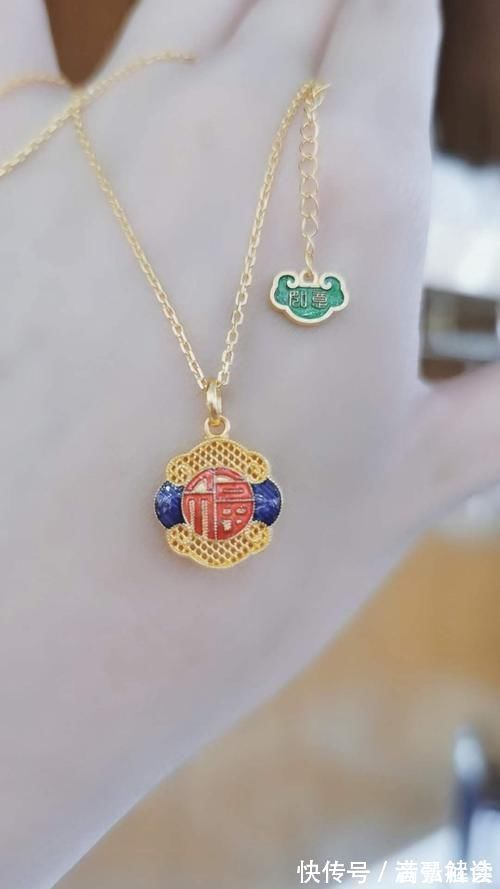 链条 黄金饰品终于打破古板的设计,时尚又新潮,这样的首饰是国风精品