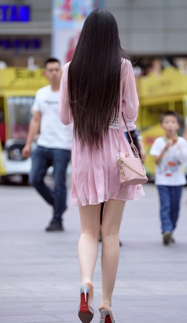 别样|街拍意想不到的粉色连衣裙穿搭出别样美感成为全场关注的焦点