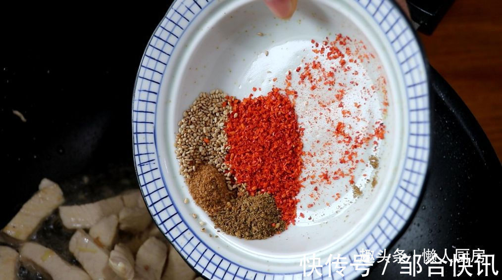 不需要腌制，不加淀粉，教你香辣鸡胸肉的做法，鸡肉干香有嚼劲