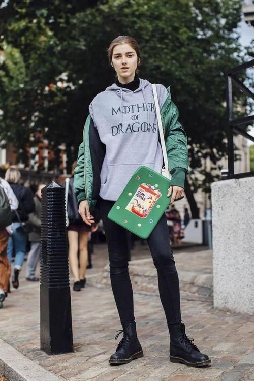 卫衣时尚穿搭,流行穿卫衣搭配小高领,减龄又保暖!