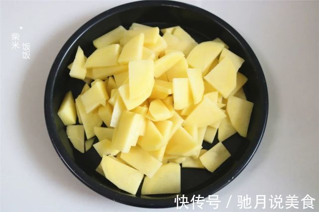 土豆别总炒着吃了，试试这个做法，孩子一口一个，直夸好吃