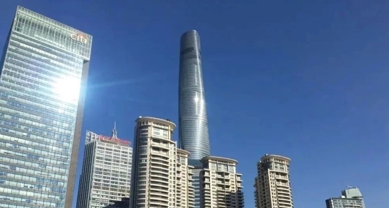 一品|农村穷小子，靠卖窗帘年赚5亿，却英年早逝，留下800套房产