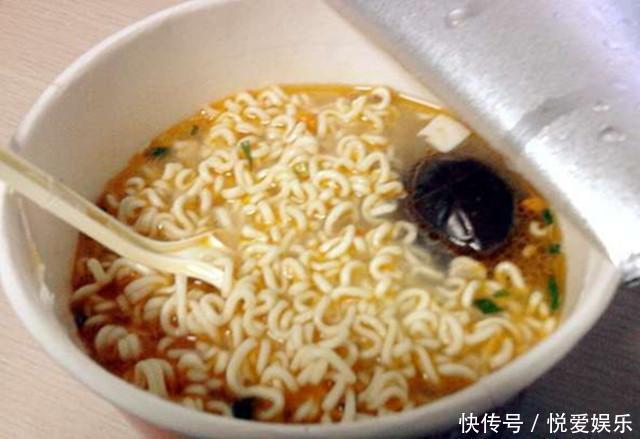 桶装面为啥比袋装面贵3块钱知道原因之后,我宁愿买桶装的