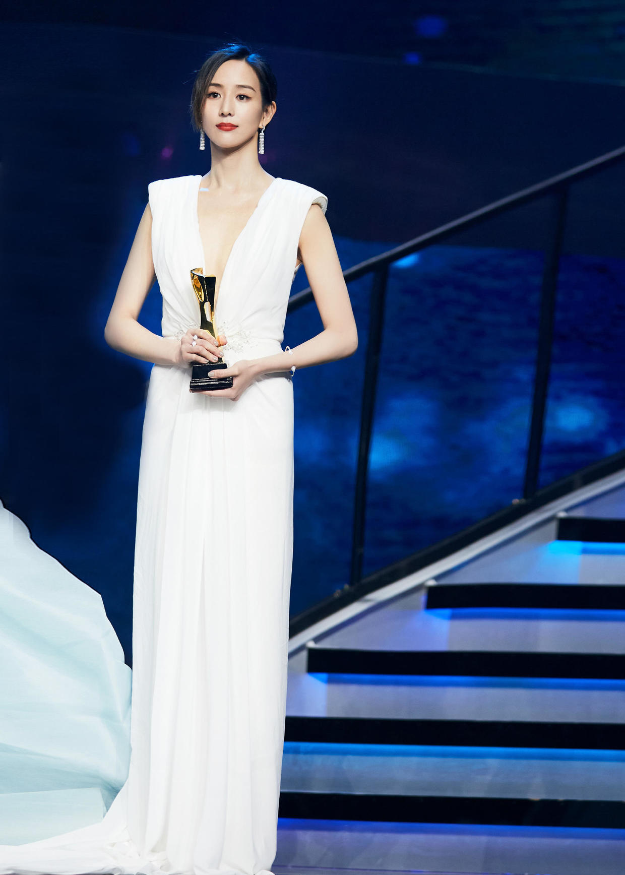 张钧甯穿搭低调,气质出众,圆领毛衣配牛仔裤休闲低调,活力十足