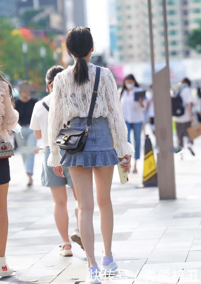 长袖大V领蕾丝上衣,看起来更淑女,镂空式的设计优雅迷人