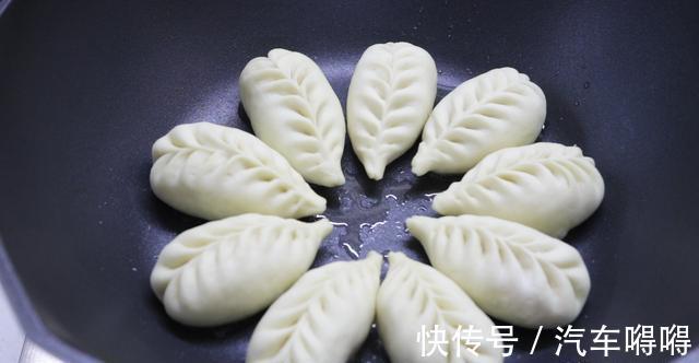 生煎包|想吃生煎包别出去买了,面点师教你在家做,咬一口满嘴流油太香了