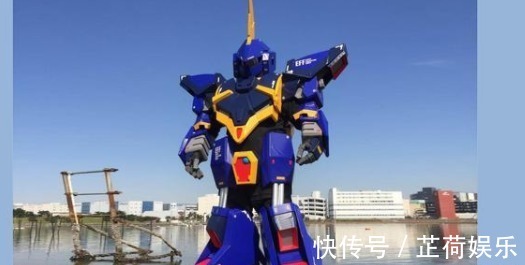 玩cosplCos难度分三个档次基础款人人都可以cos,仿真装备类才是真爱