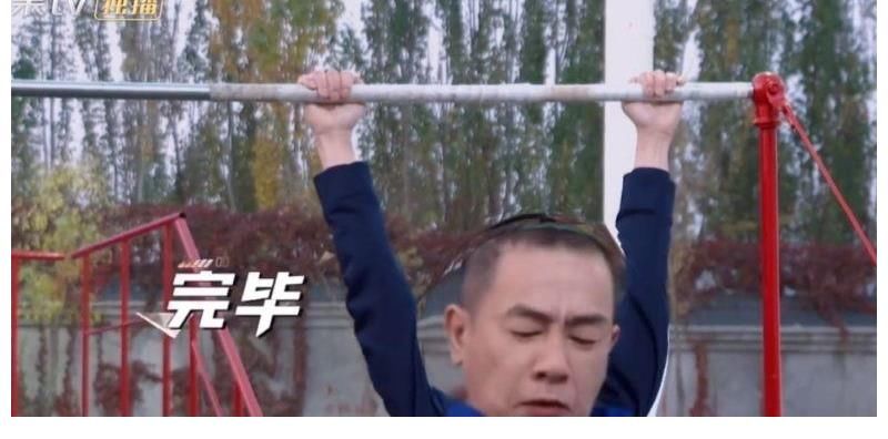 张智霖陈小春做引体向上,网友:标准的“架势十足、实战不行”
